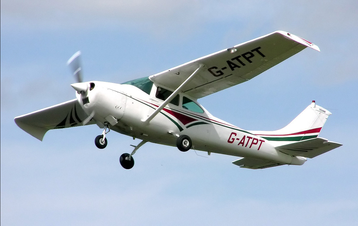 Cessna 182 Skylane in flight